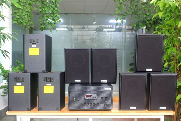 Dàn loa treo tường thông báo, phát nhạc nền tự động: Amply A917 Goldsound 2 vùng âm lượng 1200w + 8 loa Goldsound V55C 55w, loa được thiết kế riêng cho quán, bật lớn không tạp âm, miễn phí công lắp đặt, bảo hành dài hạn 5 năm