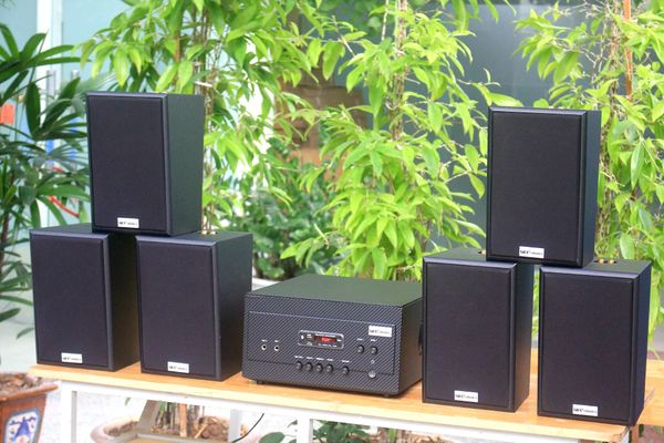 Loa treo tường, phát nhạc nền thông báo: Amply A907 + 6 V40C, Amply hai vùng âm lượng, loa được thiết kế riêng cho quán, bật lớn không tạp âm, miễn phí công lắp đặt, bảo hành dài hạn 5 năm.