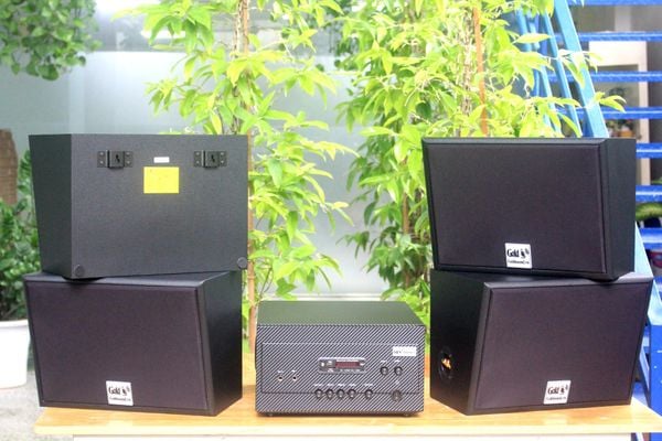 Dàn loa sân vườn: Amply A907  + 4 loa V130NT, Amply hai vùng âm lượng, loa được thiết kế riêng, bật lớn không tạp âm, miễn phí công lắp đặt, bảo hành dài hạn 5 năm.