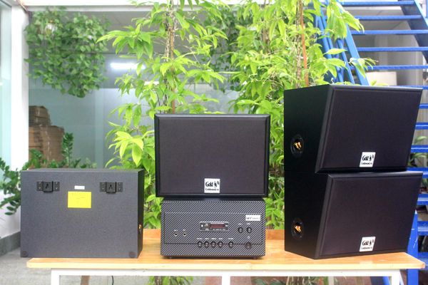 Dàn loa sân vườn: Amply A907  + 4 loa V130NT, Amply hai vùng âm lượng, loa được thiết kế riêng, bật lớn không tạp âm, miễn phí công lắp đặt, bảo hành dài hạn 5 năm.