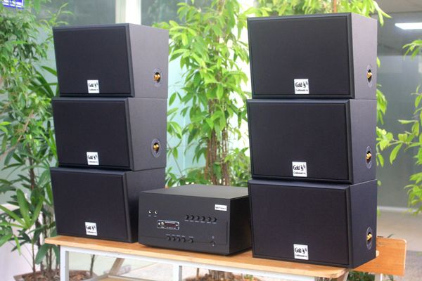 Dàn loa treo tường: Amply A1800 + 6 V130, Amply 4 - 6 vùng âm lượng, loa được thiết kế riêng, bật lớn không tạp âm, miễn phí công lắp đặt, bảo hành dài hạn 5 năm.