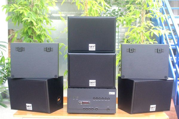 Dàn loa treo tường: Amply A1800 + 6 V130, Amply 4 - 6 vùng âm lượng, loa được thiết kế riêng, bật lớn không tạp âm, miễn phí công lắp đặt, bảo hành dài hạn 5 năm.