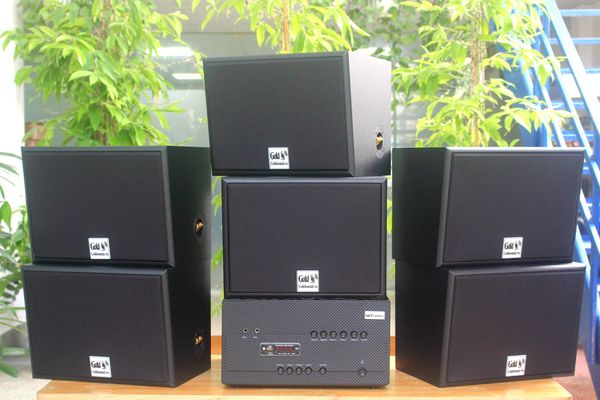 Dàn loa treo tường: Amply A1800 + 6 V130, Amply 4 - 6 vùng âm lượng, loa được thiết kế riêng, bật lớn không tạp âm, miễn phí công lắp đặt, bảo hành dài hạn 5 năm.