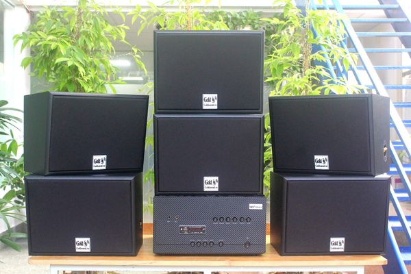 Dàn loa treo tường: Amply A1800 + 6 V130, Amply 4 - 6 vùng âm lượng, loa được thiết kế riêng, bật lớn không tạp âm, miễn phí công lắp đặt, bảo hành dài hạn 5 năm.