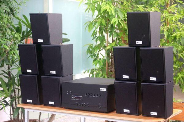 Dàn loa treo tường: Amply Amply A1800 Goldsound 6 vùng âm lượng 1800w + 10 loa Goldsound V25C 25w, Amply 4 - 6 vùng âm lượng, loa được thiết kế riêng cho quán, bật lớn không tạp âm, miễn phí công lắp đặt, bảo hành dài hạn 5 năm.