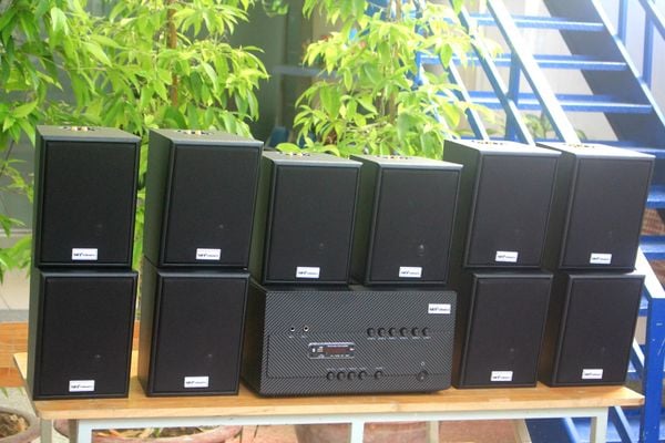 Dàn loa treo tường: Amply Amply A1800 Goldsound 6 vùng âm lượng 1800w + 10 loa Goldsound V25C 25w, Amply 4 - 6 vùng âm lượng, loa được thiết kế riêng cho quán, bật lớn không tạp âm, miễn phí công lắp đặt, bảo hành dài hạn 5 năm.