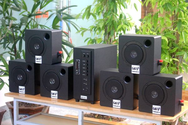 Dàn loa treo tường: Amply A384 + 6 V21, Amply 2 vùng âm lượng, loa được thiết kế riêng cho quán, bật lớn không tạp âm, bảo hành dài hạn 5 năm.