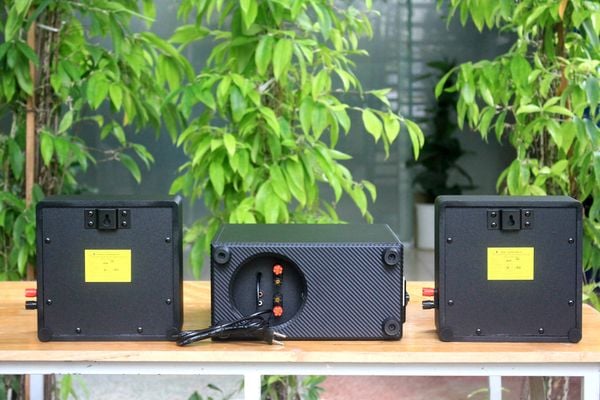 Dàn loa treo tường: Amply A155 + 2 V21, Amply hai vùng âm lượng, loa được thiết kế riêng cho quán, bật lớn không tạp âm, bảo hành dài hạn 5 năm.