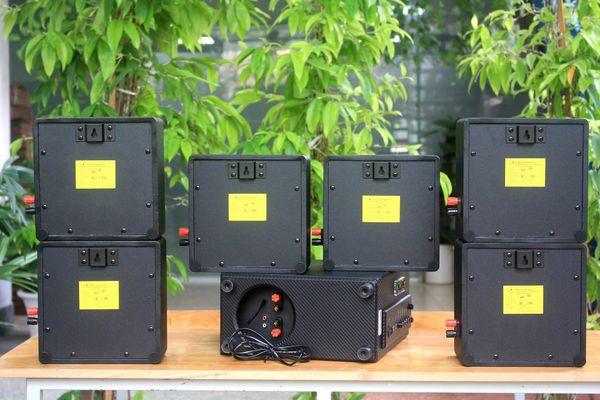 Dàn loa treo tường: Amply A384 + 6 V21, Amply 2 vùng âm lượng, loa được thiết kế riêng cho quán, bật lớn không tạp âm, bảo hành dài hạn 5 năm.