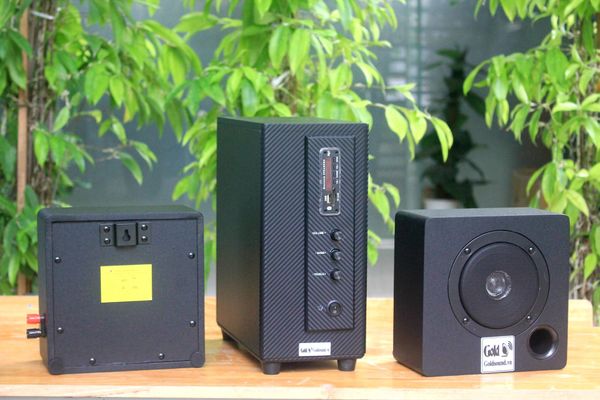 Dàn loa treo tường: Amply A155 + 2 V21, Amply hai vùng âm lượng, loa được thiết kế riêng cho quán, bật lớn không tạp âm, bảo hành dài hạn 5 năm.