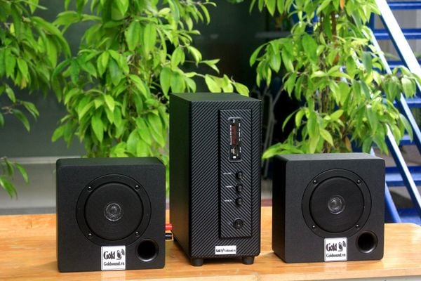 Dàn loa treo tường: Amply A155 + 2 V21, Amply hai vùng âm lượng, loa được thiết kế riêng cho quán, bật lớn không tạp âm, bảo hành dài hạn 5 năm.