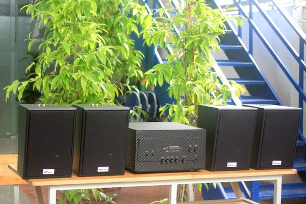 Dàn loa treo tường: Amply A907 Goldsound 2 vùng âm lượng 900w + 4 loa Goldsound V55C 55w, loa được thiết kế riêng cho quán, bật lớn không tạp âm, miễn phí công lắp đặt, bảo hành dài hạn 5 năm