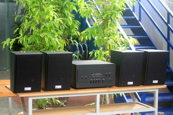 Dàn loa treo tường: Amply A907 Goldsound 2 vùng âm lượng 900w + 4 loa Goldsound V55C 55w, loa được thiết kế riêng cho quán, bật lớn không tạp âm, miễn phí công lắp đặt, bảo hành dài hạn 5 năm