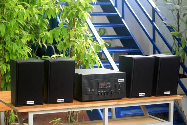 Loa treo tường, phát nhạc nền thông báo: A917 Goldsound 2 vùng âm lượng 1200w + 4 loa Goldsound V40C 40w, loa được thiết kế riêng cho quán, bật lớn không tạp âm, miễn phí công lắp đặt, bảo hành dài hạn 5 năm.