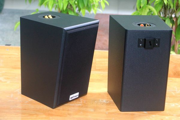 Loa Goldsound vệ tinh treo tường V40C công suất 40w, loa bass 4 inch, treble 2 inch, kích thước rộng 18.5 cm, cao 28 cm, sâu 22.5 cm, bảo hành dài hạn 5 năm.