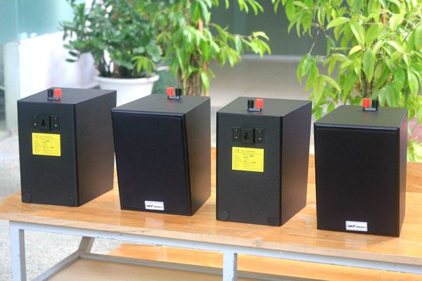 Dàn loa treo tường: Amply A384 Goldsound 2 vùng âm lượng 380w + 4 loa Goldsound V25C, loa được thiết kế riêng cho quán, bật lớn không tạp âm, miễn phí công lắp đặt, bảo hành dài hạn 5 năm.
