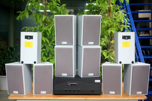 Loa treo tường, phát nhạc nền thông báo: Amply Goldsound A918 hai kênh 1200w + 10 Loa Goldsound vệ tinh treo tường V58C 58w, loa được thiết kế riêng cho quán, bật lớn không tạp âm, miễn phí công lắp đặt, bảo hành dài hạn 5 năm.