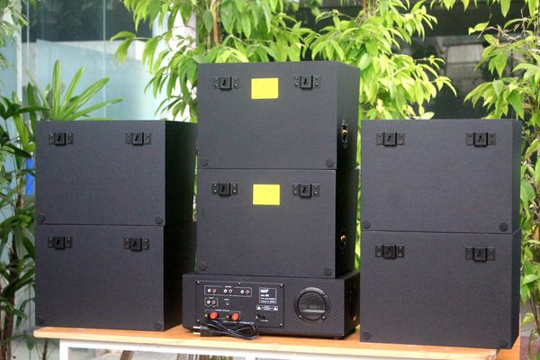 Dàn loa treo tường: Amply A918 2 vùng 1200w + 6 loa Goldsound treo tường V130 130w, loa được thiết kế riêng cho quán, bật lớn không tạp âm, miễn phí công lắp đặt, bảo hành dài hạn 5 năm.