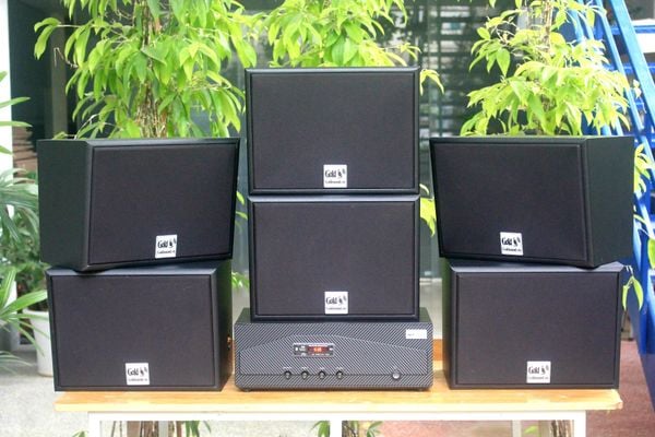 Dàn loa treo tường: Amply A918 2 vùng 1200w + 6 loa Goldsound treo tường V130 130w, loa được thiết kế riêng cho quán, bật lớn không tạp âm, miễn phí công lắp đặt, bảo hành dài hạn 5 năm.