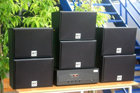 Dàn loa treo tường: Amply A918 2 vùng 1200w + 6 loa Goldsound treo tường V130 130w, loa được thiết kế riêng cho quán, bật lớn không tạp âm, miễn phí công lắp đặt, bảo hành dài hạn 5 năm.