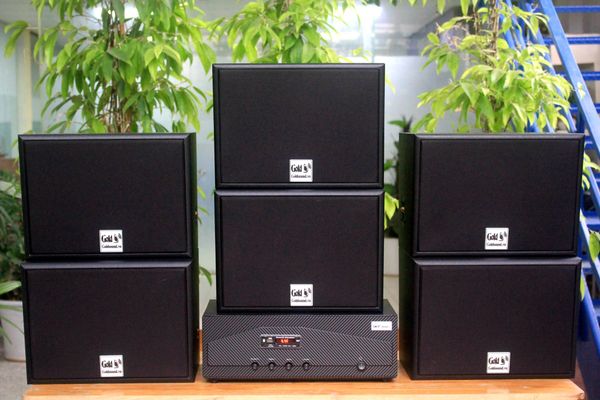 Dàn loa treo tường: Amply A918 2 vùng 1200w + 6 loa Goldsound treo tường V130 130w, loa được thiết kế riêng cho quán, bật lớn không tạp âm, miễn phí công lắp đặt, bảo hành dài hạn 5 năm.