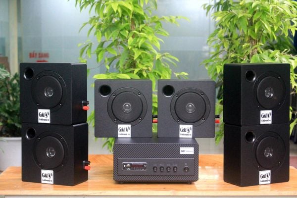 Dàn loa treo tường: Amply A501 +  6 V21, Amply 2 vùng âm lượng, loa được thiết kế riêng cho quán, bật lớn không tạp âm, bảo hành dài hạn 5 năm.