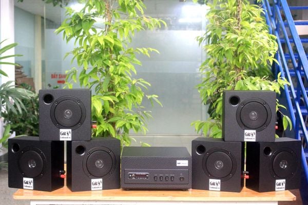 Dàn loa treo tường: Amply A501 +  6 V21, Amply 2 vùng âm lượng, loa được thiết kế riêng cho quán, bật lớn không tạp âm, bảo hành dài hạn 5 năm.