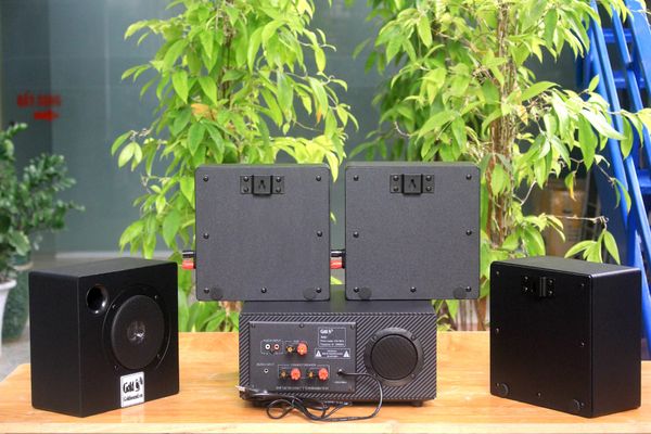 Dàn loa treo tường: Amply A501 + 4 V21, Amply 2 vùng âm lượng, loa được thiết kế riêng cho quán, bật lớn không tạp âm, bảo hành dài hạn 5 năm.