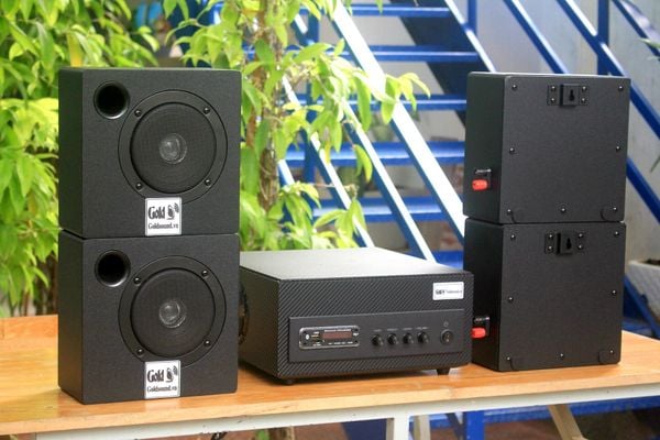 Dàn loa treo tường: Amply A501 + 4 V21, Amply 2 vùng âm lượng, loa được thiết kế riêng cho quán, bật lớn không tạp âm, bảo hành dài hạn 5 năm.