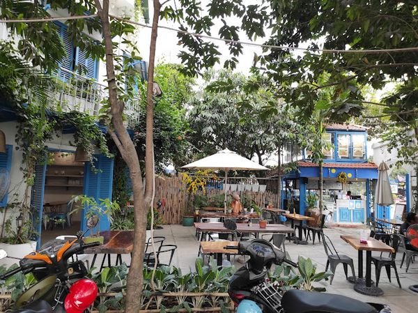 Goldsound thi công âm thanh cho Dolphy Café 03 Nguyễn Văn Hưởng, Quận 2, Amply 4 - 6 vùng âm lượng, loa được thiết kế riêng cho quán, bật lớn không tạp âm, miễn phí công lắp đặt, bảo hành dài hạn 5 năm