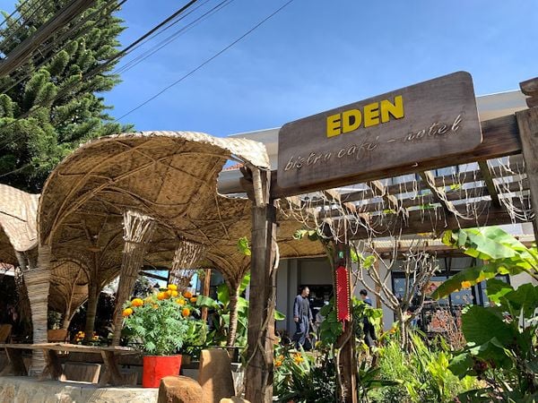 Loa Goldsound cho Eden Bistro Cafe & Hotel, P9, Đà Lạt, amply 2 vùng 900w, bluetooth 5.0, loa V55c-55w, loa V130NT-130w, loa được thiết kế riêng cho quán, bật lớn không tạp âm, miễn phí công lắp đặt, bảo hành dài hạn 5 năm.