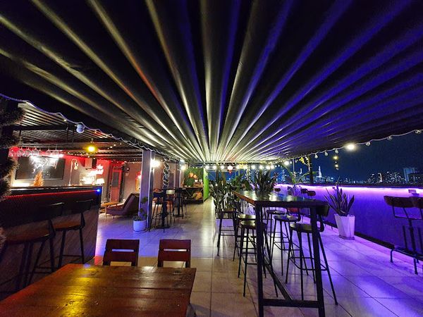 Loa cho quán GARRISON ROOFTOP, Quận 7, TP.HCM, Amply 4 - 6 vùng âm lượng, loa được thiết kế riêng cho quán, bật lớn không tạp âm, miễn phí công lắp đặt, bảo hành dài hạn 5 năm.