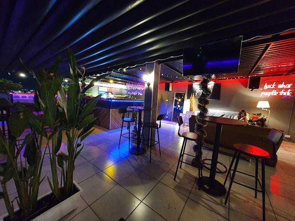 Loa cho quán GARRISON ROOFTOP, Quận 7, TP.HCM, Amply 4 - 6 vùng âm lượng, loa được thiết kế riêng cho quán, bật lớn không tạp âm, miễn phí công lắp đặt, bảo hành dài hạn 5 năm.