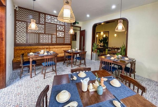Loa Goldsound cho nhà hàng The East Restaurant, Hoàn Kiếm, Hà Nội, amply 2 kênh 380w, bluetooth 5.0, loa V55C-55w, loa được thiết kế riêng cho quán, bật lớn không tạp âm, miễn phí công lắp đặt, bảo hành dài hạn 5 năm