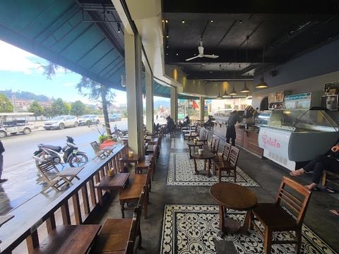 Loa thông báo, phát nhạc nền tự động cho cafe Aha Sapa, Lào Cai, Amply 4 - 6 vùng âm lượng, loa được thiết kế riêng cho quán, bật lớn không tạp âm, miễn phí công lắp đặt, bảo hành dài hạn 5 năm.