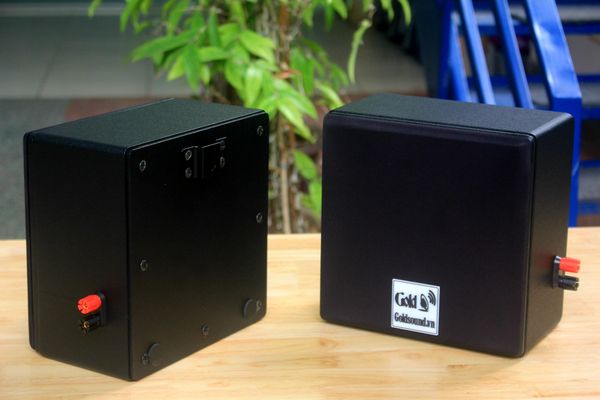 Loa Goldsound vệ tinh treo tường V23DA (số lượng 01 loa), công suất 23w, loa bass 4 inch, treble 2 inch, kích thước rộng 22 cm, cao 22 cm, sâu 14 cm, bảo hành dài hạn 5 năm.