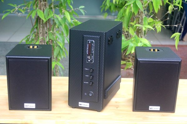 Dàn loa treo tường thông báo phát nhạc nền: 1 Amply AMT155 Goldsound 2 vùng âm lượng 150w + 2 loa Goldsound V25C 25W, loa được thiết kế riêng cho quán, bật lớn không tạp âm, miễn phí công lắp đặt, bảo hành dài hạn 5 năm.