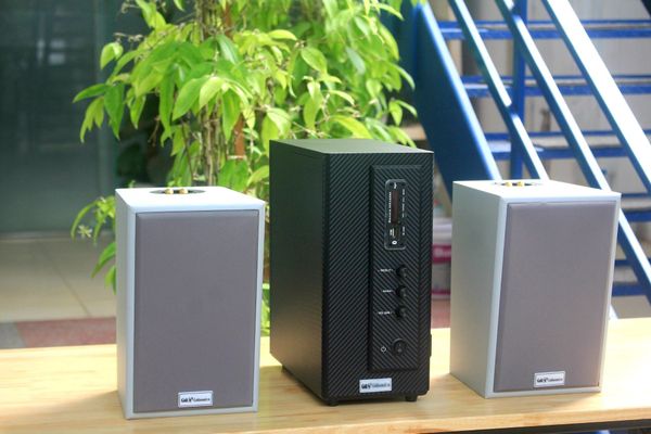 Dàn loa treo tường thông báo phát nhạc nền: 1 Amply AMT155 Goldsound 150w + 2 loa Goldsound V58C 58w, loa được thiết kế riêng cho quán, bật lớn không tạp âm, miễn phí công lắp đặt, bảo hành dài hạn 5 năm.