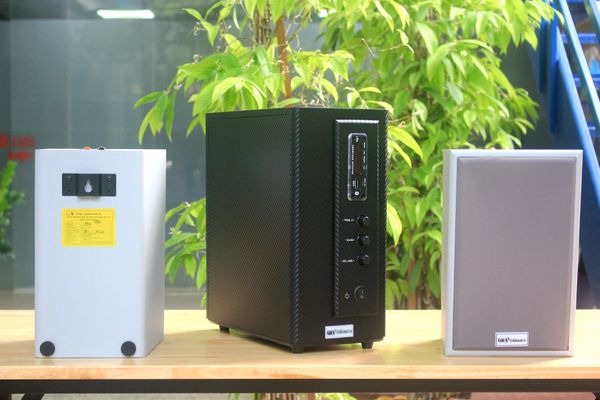 Dàn loa treo tường thông báo phát nhạc nền: 1 Amply AMT155 Goldsound 150w + 2 loa Goldsound V58C 58w, loa được thiết kế riêng cho quán, bật lớn không tạp âm, miễn phí công lắp đặt, bảo hành dài hạn 5 năm.