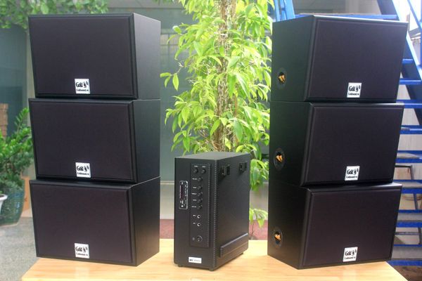 Dàn loa treo tường: Amply AMT907 + 6 V130, Amply hai vùng âm lượng, loa được thiết kế riêng, bật lớn không tạp âm, miễn phí công lắp đặt, bảo hành dài hạn 5 năm.