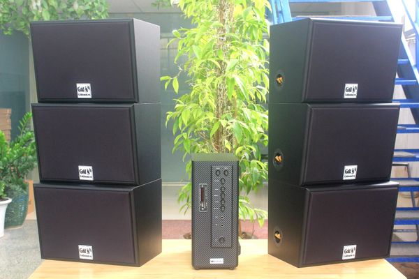 Dàn loa treo tường: Amply AMT907 + 6 V130, Amply hai vùng âm lượng, loa được thiết kế riêng, bật lớn không tạp âm, miễn phí công lắp đặt, bảo hành dài hạn 5 năm.