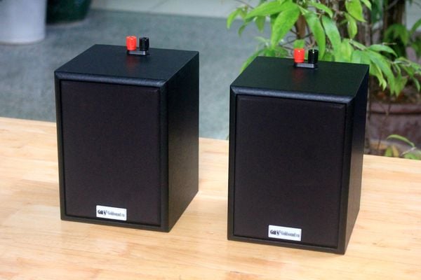 Loa Goldsound vệ tinh treo tường V24C (số lượng 01 loa), công suất 24w, loa bass 4 inch, treble 2 inch, kích thước rộng 16 cm, cao 22.5 cm, sâu 16.5 cm, bảo hành dài hạn 5 năm.