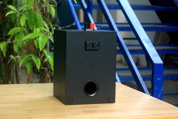 Loa Goldsound vệ tinh treo tường V24C_SG (số lượng 01 loa), công suất 24w, loa bass 4 inch, treble 2 inch, kích thước rộng 16 cm, cao 22.5 cm, sâu 16.5 cm, bảo hành dài hạn 5 năm.