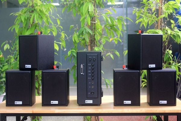 Dàn loa treo tường: Amply AMT384 Goldsound 2 vùng âm lượng 380w + 6 loa Goldsound V24C 24w, loa được thiết kế riêng cho quán, bật lớn không tạp âm, miễn phí công lắp đặt, bảo hành dài hạn 5 năm.