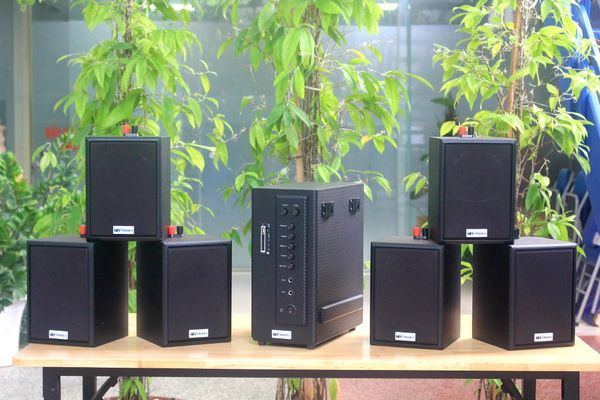 Dàn loa treo tường: Amply AMT384 Goldsound 2 vùng âm lượng 380w + 6 loa Goldsound V24C 24w, loa được thiết kế riêng cho quán, bật lớn không tạp âm, miễn phí công lắp đặt, bảo hành dài hạn 5 năm.