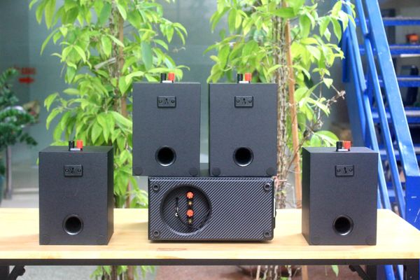 Dàn loa treo tường: Amply AMT384 + 4 V24C, Amply 2 vùng âm lượng, loa được thiết kế riêng cho quán, bật lớn không tạp âm, bảo hành dài hạn 5 năm.