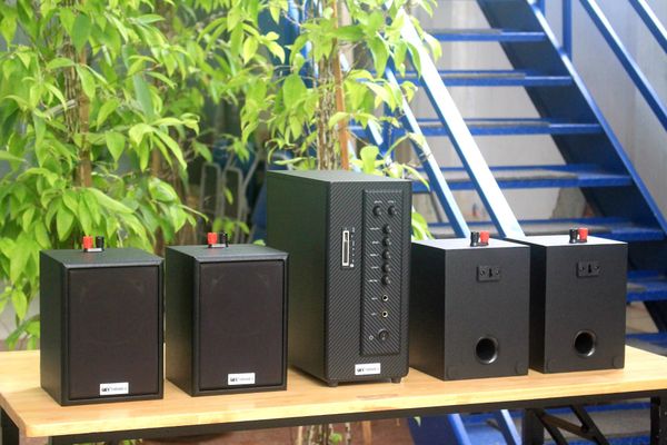 Dàn loa treo tường: Amply AMT384 + 4 V24C, Amply 2 vùng âm lượng, loa được thiết kế riêng cho quán, bật lớn không tạp âm, bảo hành dài hạn 5 năm.