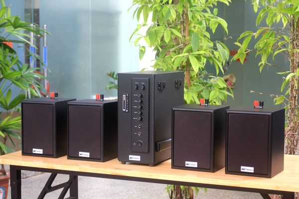 Dàn loa treo tường: Amply AMT384 + 4 V24C, Amply 2 vùng âm lượng, loa được thiết kế riêng cho quán, bật lớn không tạp âm, bảo hành dài hạn 5 năm.