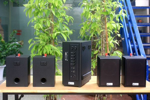 Dàn loa treo tường: Amply AMT384 + 4 V24C, Amply 2 vùng âm lượng, loa được thiết kế riêng cho quán, bật lớn không tạp âm, bảo hành dài hạn 5 năm.