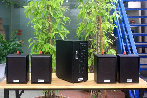 Dàn loa treo tường: Amply AMT384 + 4 V24C, Amply 2 vùng âm lượng, loa được thiết kế riêng cho quán, bật lớn không tạp âm, bảo hành dài hạn 5 năm.